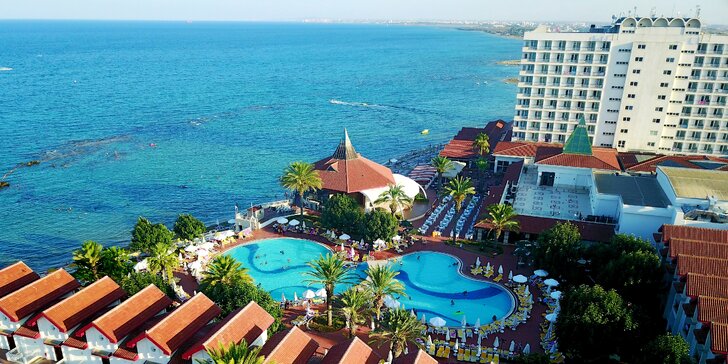 5* dovolená na Kypru: hotel s ultra all inclusive, písčitá pláž, bazény i wellness