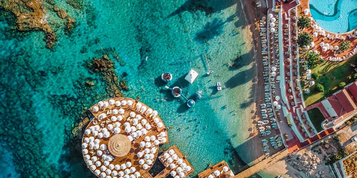 5* dovolená na Kypru: hotel s ultra all inclusive, písčitá pláž, bazény i wellness