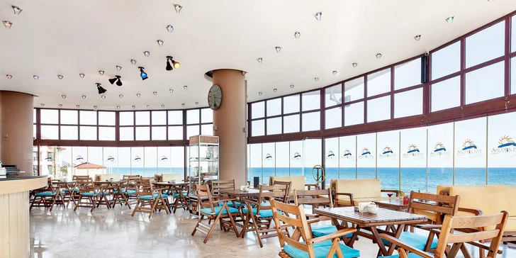 5* dovolená na Kypru: hotel s ultra all inclusive, písčitá pláž, bazény i wellness