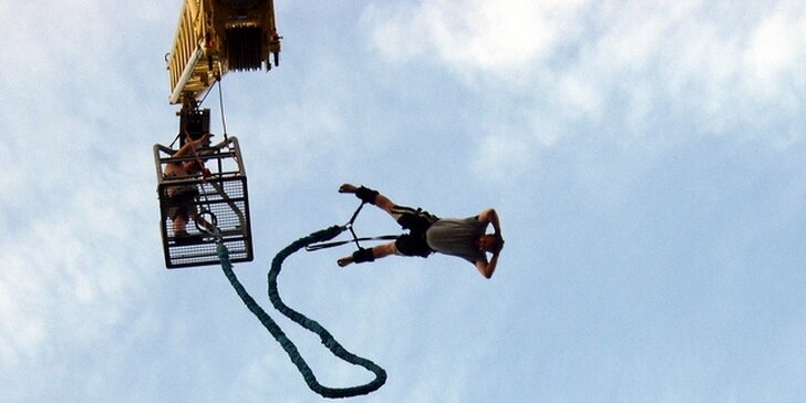 Extrémní bungee jumping z televizní věže nebo jeřábu