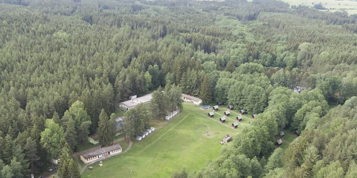 Letní tábory pro děti: doprava pod Brdy, ubytování na 12 nocí, strava 6× denně, 4 různé termíny i příběhy