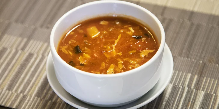 Asijská hostina: 48 kousků sushi s rybami i vege a 2 polévka tom yum kung