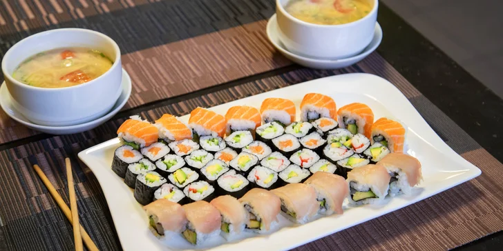 Sushi menu: 24 až 54 rolek a k tomu salát, polévka, závitky i tempura