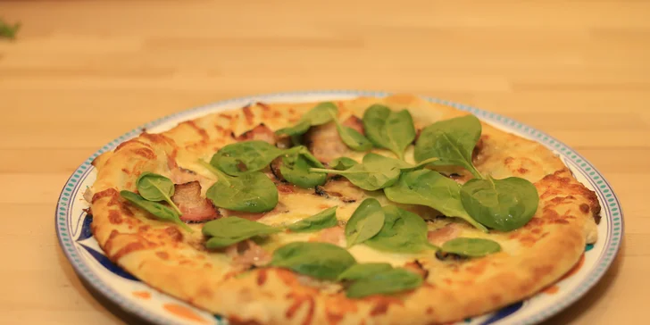 1 nebo 2 křupavé pizzy podle výběru z 8 druhů: možnost i rozvozu