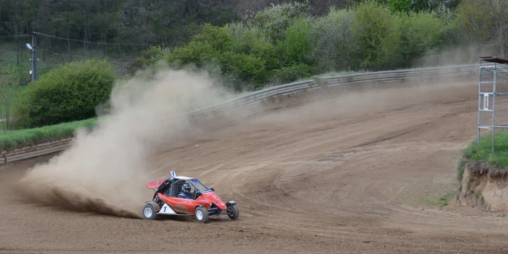 Jízda ve speciálně upravené závodní buggy: 3–10 kol na uzavřené trati