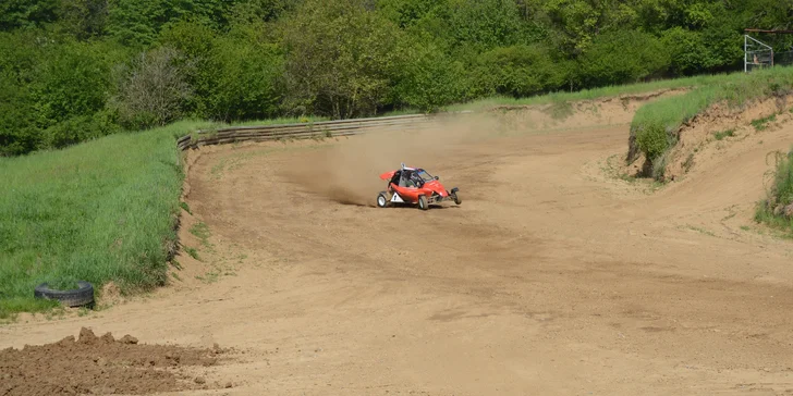 Jízda ve speciálně upravené závodní buggy: 3–10 kol na uzavřené trati