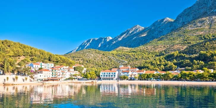 Pohodová dovolená v chorvatském Drveniku: moderní hotel 50 metrů od pláže a polopenze