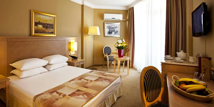 5* dovolená na Kypru: hotel s ultra all inclusive, písčitá pláž, bazény i wellness