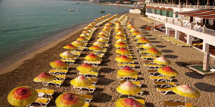 5* dovolená na Kypru: hotel s ultra all inclusive, písčitá pláž, bazény i wellness