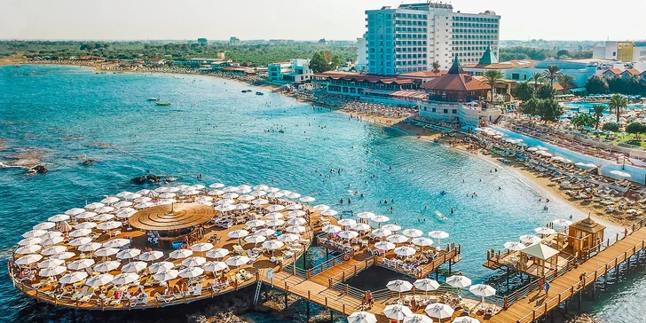 5* dovolená na Kypru: hotel s ultra all inclusive, písčitá pláž, bazény i wellness