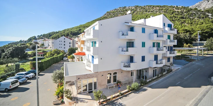 Pohodová dovolená v chorvatském Drveniku: moderní hotel 50 metrů od pláže a polopenze