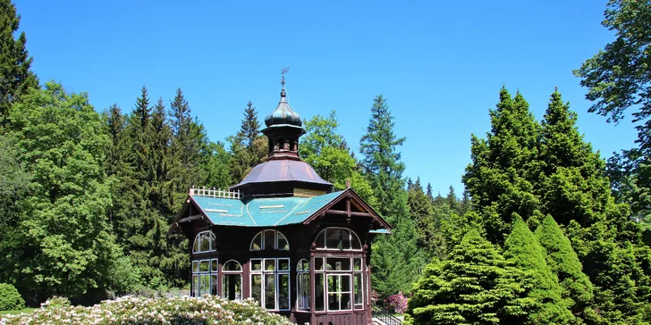 V blízkosti Karlovy Studánky se bude krásně odpočívat.