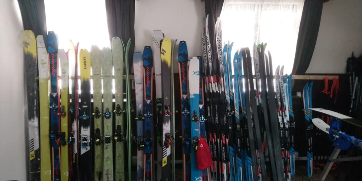 Zimní zábava u skiareálu Nové Hamry: půjčení setu na skialpy či běžky pro děti i dospělé na celý den