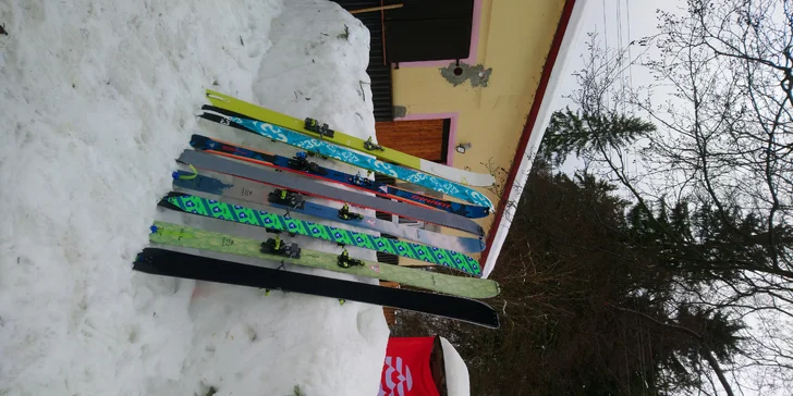 Zimní zábava u skiareálu Nové Hamry: půjčení setu na skialpy či běžky pro děti i dospělé na celý den