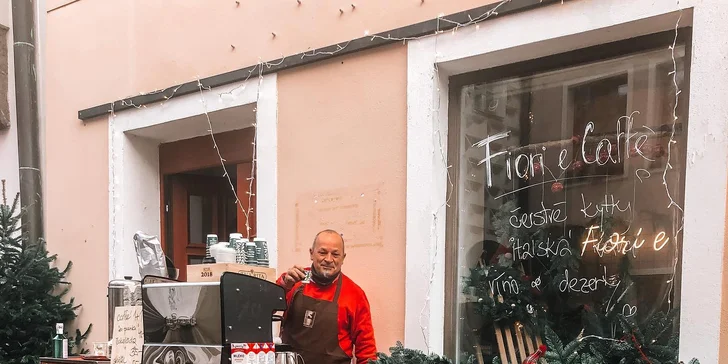 Překvapení pro vaši lásku nebo maminku: stavte se pro kávu, makronky a květinu