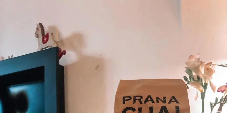 Překvapení pro vaši lásku nebo maminku: stavte se pro kávu, makronky a květinu