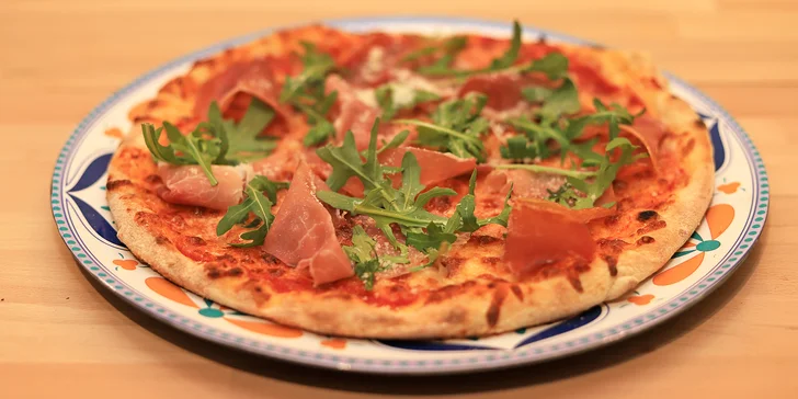 1 nebo 2 křupavé pizzy podle výběru z 8 druhů: možnost i rozvozu