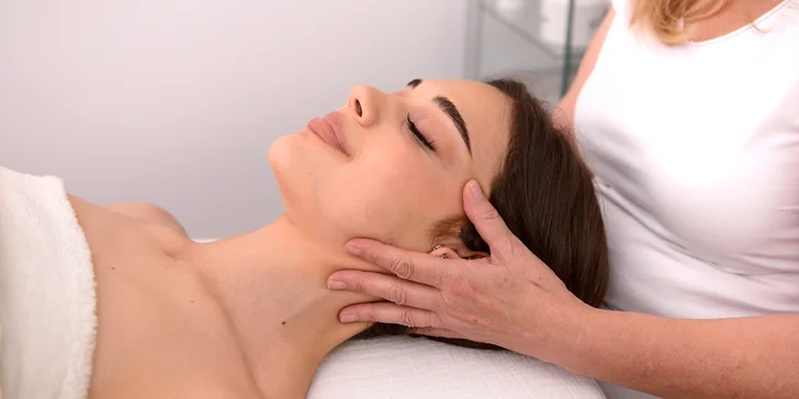 Kosmetické balíčky: úprava obočí, liftingová masáž, denní líčení i luxusní anti-age ošetření