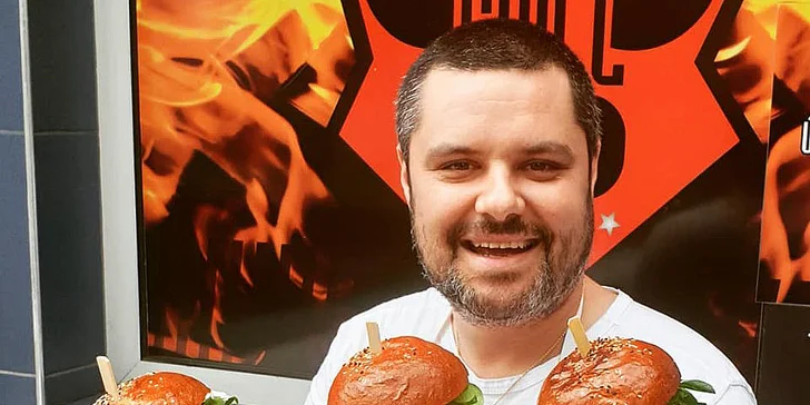 Parádní nálož: dvojitý cheeseburger se slaninou a domácí houskou pro 1 i 2 osoby
