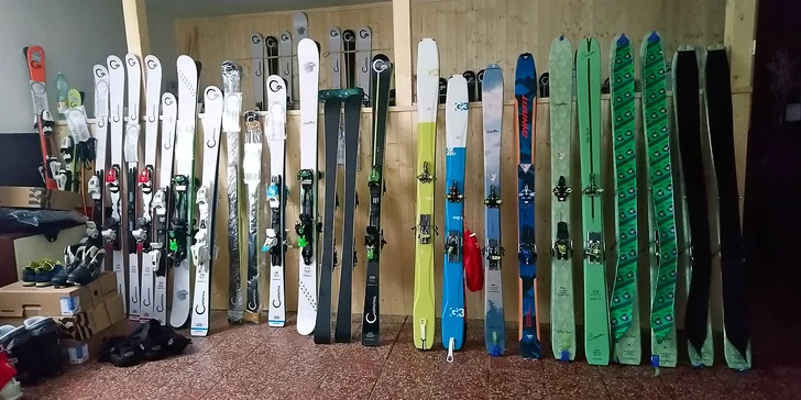 Zimní zábava u skiareálu Nové Hamry: půjčení setu na skialpy či běžky pro děti i dospělé na celý den