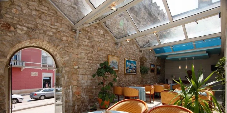 Dovolená v Chorvatsku: 4* hotel v Novigradu se snídaní, 80 metrů od pláže