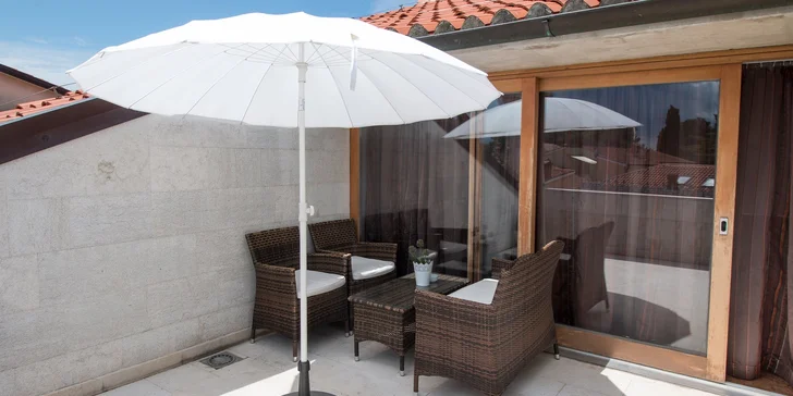Dovolená v Chorvatsku: 4* hotel v Novigradu se snídaní, 80 metrů od pláže