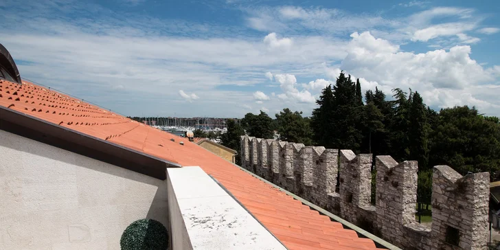 Dovolená v Chorvatsku: 4* hotel v Novigradu se snídaní, 80 metrů od pláže