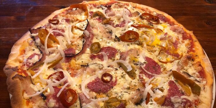 Pizza o průměru 32 cm dle výběru z až 23 druhů a káva na místě nebo s sebou pro 1 či 2 osoby
