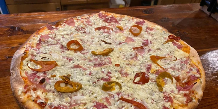 Pizza o průměru 32 cm dle výběru z až 23 druhů a káva na místě nebo s sebou pro 1 či 2 osoby