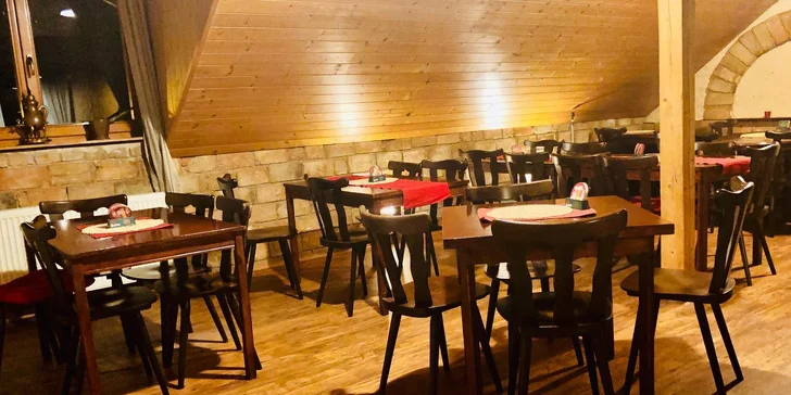 Pizza o průměru 32 cm dle výběru z až 23 druhů a káva na místě nebo s sebou pro 1 či 2 osoby