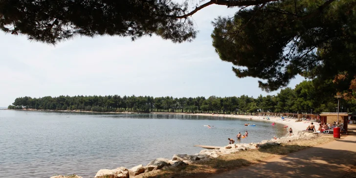 Dovolená v Chorvatsku: 4* hotel v Novigradu se snídaní, 80 metrů od pláže