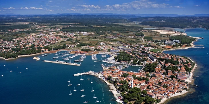 Dovolená v Chorvatsku: 4* hotel v Novigradu se snídaní, 80 metrů od pláže