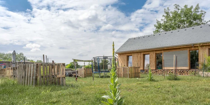 Komfort v sepětí s přírodou Polabí: domek s noclehem až pro 14 osob, terasa u jezírka a zahrada, zvířátka