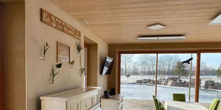 Komfort v sepětí s přírodou Polabí: domek s noclehem až pro 14 osob, terasa u jezírka a zahrada, zvířátka