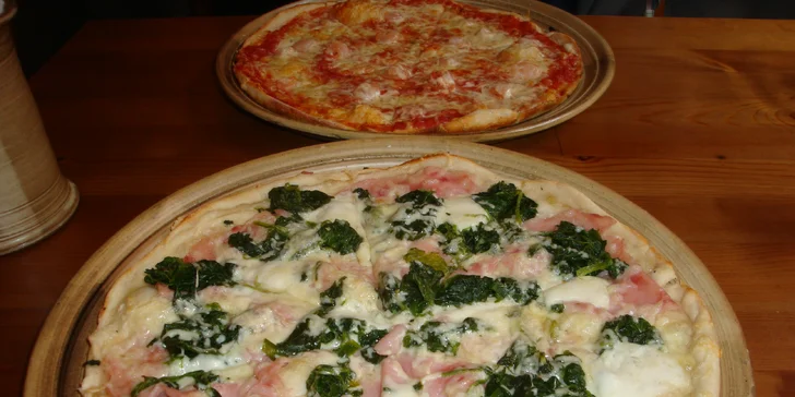 Dvě křupavé pizzy o průměru 32 cm na odnos s sebou a limonáda