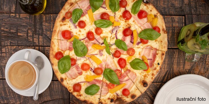 Pizza o průměru 32 cm dle výběru z až 23 druhů a káva na místě nebo s sebou pro 1 či 2 osoby