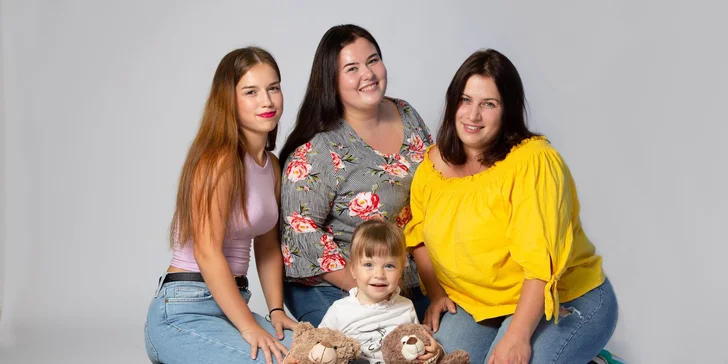 Firemní či rodinné portréty: až 10 fotografií, 90 minut ve studiu nebo venku