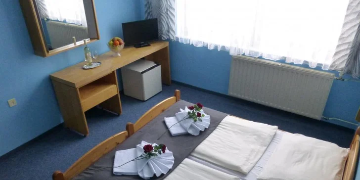 Většina pokojů má lednici.