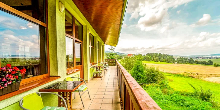 Pokoje mají balkon s výhledem do přírody.