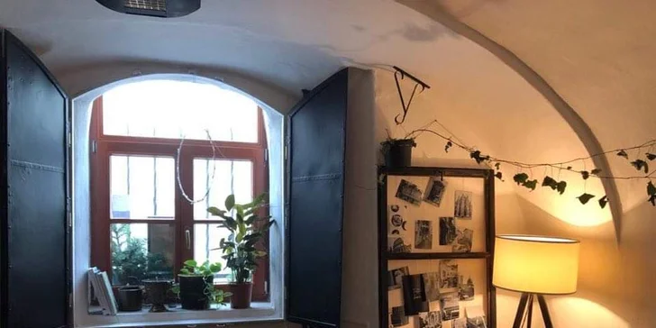 Překvapení pro vaši lásku nebo maminku: stavte se pro kávu, makronky a květinu