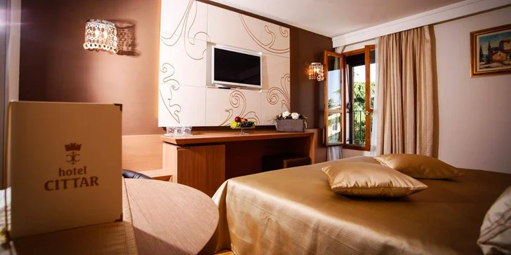 Dovolená v Chorvatsku: 4* hotel v Novigradu se snídaní, 80 metrů od pláže