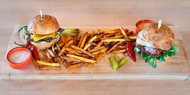 Menu pro dva: burger s trhanou krkovicí a hovězím krkem a belgické hranolky