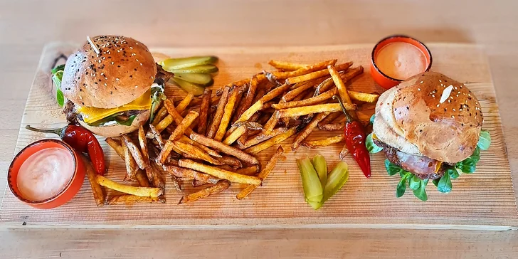 Menu pro dva: burger s trhanou krkovicí a hovězím krkem a belgické hranolky