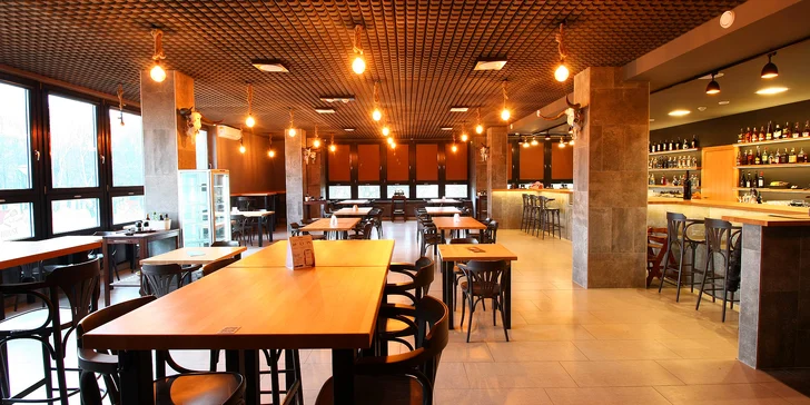 Menu pro dva: burger s trhanou krkovicí a hovězím krkem a belgické hranolky