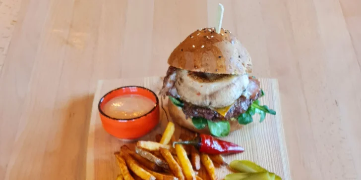 Menu pro dva: burger s trhanou krkovicí a hovězím krkem a belgické hranolky