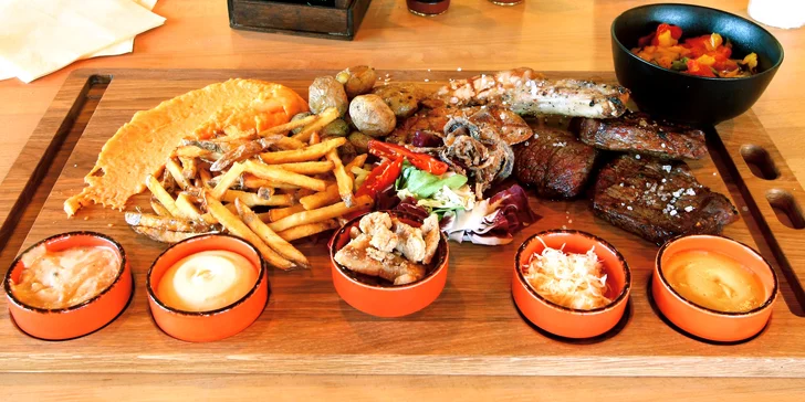 Masová hostina: prkno s 5 druhy steaků, grilovaná zelenina, hranolky a brambory i omáčky