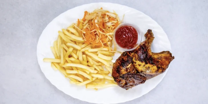 Samostatně nebo v menu: křupavé grilované kuře, hranolky, salát i nápoj