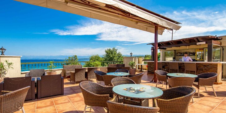 Dovolená s polopenzí na Krku: hotel se soukromou pláží, dvěma bazény i vířivkou a saunou