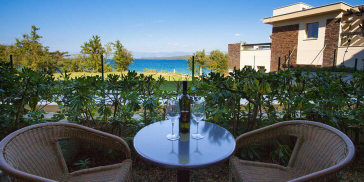 Dovolená s polopenzí na Krku: hotel se soukromou pláží, dvěma bazény i vířivkou a saunou