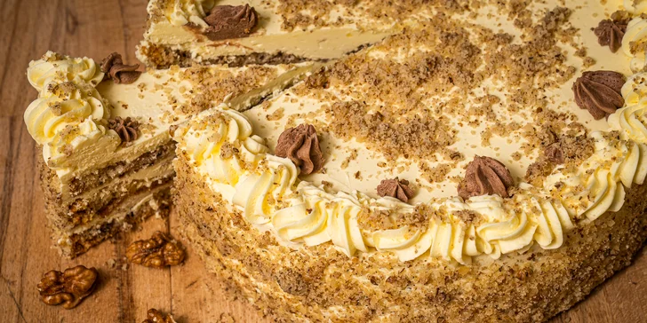 Dorty z domácích surovin o váze 1,3 kg: sachr, ořechový, karamelový, čokoládový i višňový či s medem